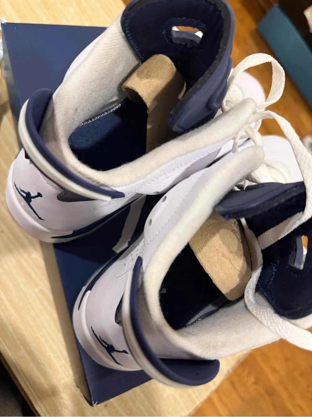 Air Jordan Retro 6 Midnight Navy Sneakers